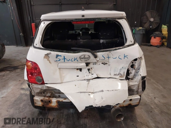 2005 Scion xA z VIN JTKKT624650079130, wystawiony jako IAAI lot #42084860 z przebiegiem 181 378 mil mil oraz . Historia ofert i sprzedaży dostępna na DreamBid. Obrazek 6.