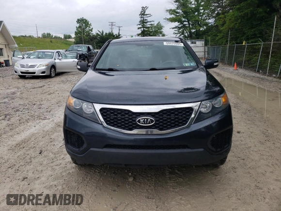 2012 Kia Sorento LX z VIN 5XYKTDA6XCG231139, wystawiony jako Copart lot #60020885 z przebiegiem 228 037 mil mil oraz Czysty tytuł • Clean title. Historia ofert i sprzedaży dostępna na DreamBid. Obrazek 5.