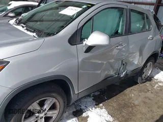 2020 Chevrolet Trax LS z VIN 3GNCJNSB9LL127074, wystawiony jako IAAI lot #41256285 z przebiegiem 107 162 mil mil oraz . Historia ofert i sprzedaży dostępna na DreamBid. Obrazek 6.