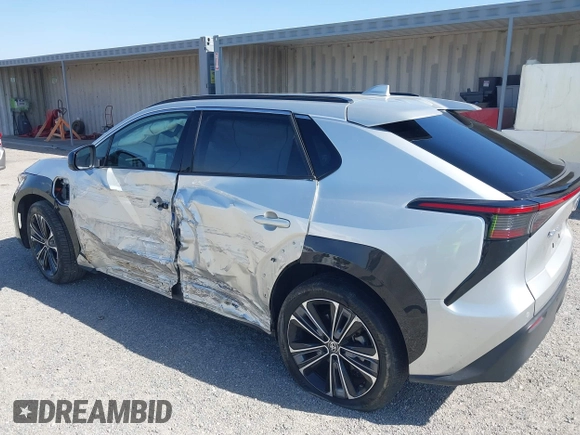 2023 Toyota bZ4X XLE z VIN JTMAAAAA6PA015170, wystawiony jako IAAI lot #42119233 z przebiegiem 64 284 mil mil oraz . Historia ofert i sprzedaży dostępna na DreamBid. Obrazek 3.