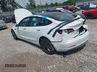 2022 Tesla Model 3 Long Range z VIN 5YJ3E1EB4NF165427, wystawiony jako IAAI lot #42290413 z przebiegiem 73 493 mil mil oraz . Historia ofert i sprzedaży dostępna na DreamBid. Obrazek 3.