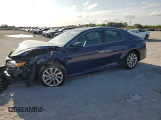 2024 Toyota Camry LE z VIN 4T1C11AK0RU193297, wystawiony jako Copart lot #56132395 z przebiegiem 33 296 mil mil oraz Nie do naprawy. Historia ofert i sprzedaży dostępna na DreamBid. Obrazek 1.