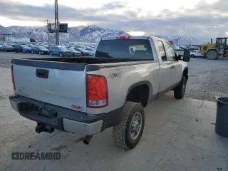 2011 GMC Sierra 2500HD Work Truck z VIN 1GT22ZCG1BZ362840, wystawiony jako Copart lot #83610494 z przebiegiem 226 482 mil mil oraz Szkoda całkowita • Salvage title. Historia ofert i sprzedaży dostępna na DreamBid. Obrazek 3.