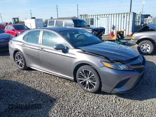 2019 Toyota Camry LE z VIN 4T1B11HK2KU806608, wystawiony jako IAAI lot #41960253 z przebiegiem 135 729 mil mil oraz . Historia ofert i sprzedaży dostępna na DreamBid. Obrazek 1.