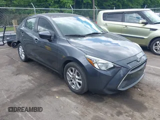 2016 Scion iA z VIN 3MYDLBZV5GY133972, wystawiony jako IAAI lot #42260164 z przebiegiem 156 981 mil mil oraz . Historia ofert i sprzedaży dostępna na DreamBid. Obrazek 1.