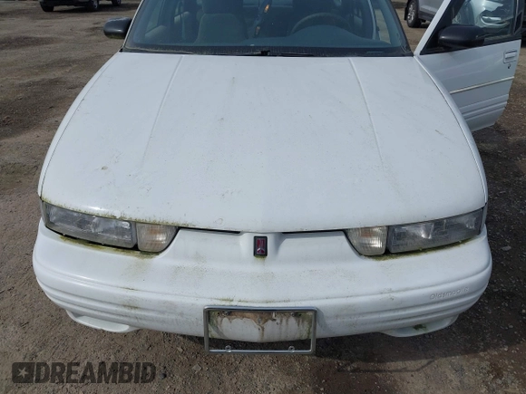 1996 Oldsmobile Cutlass Supreme S z VIN 1G3WH52M6TF328427, wystawiony jako IAAI lot #41718618 z przebiegiem 104 914 mil mil oraz . Historia ofert i sprzedaży dostępna na DreamBid. Obrazek 6.