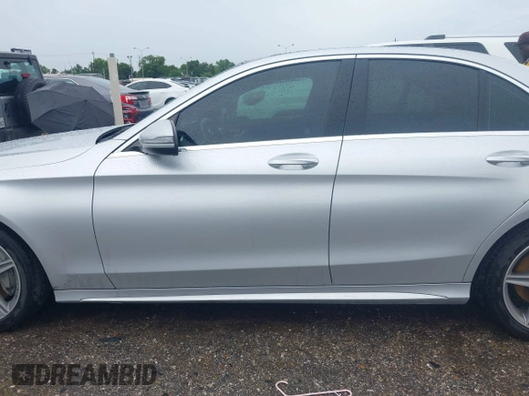 2016 Mercedes-Benz C 300 Luxury z VIN 55SWF4KBXGU177745, wystawiony jako IAAI lot #42483435 z przebiegiem 46 224 mil mil oraz . Historia ofert i sprzedaży dostępna na DreamBid. Obrazek 14.
