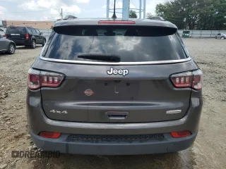 2019 Jeep Compass Latitude z VIN 3C4NJDBB4KT628626, wystawiony jako Copart lot #65212555 z przebiegiem 72 825 mil mil oraz Szkoda całkowita • Salvage title. Historia ofert i sprzedaży dostępna na DreamBid. Obrazek 6.