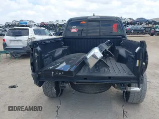 2017 Toyota Tacoma SR5 z VIN 5TFAZ5CN1HX039505, wystawiony jako IAAI lot #42175538 z przebiegiem 130 449 mil mil oraz . Historia ofert i sprzedaży dostępna na DreamBid. Obrazek 17.