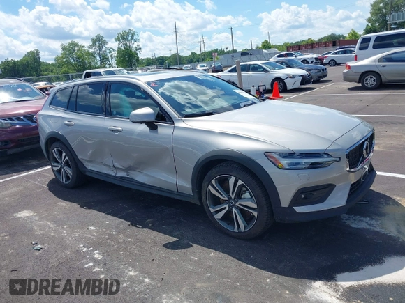 2025 Volvo V60 Plus z VIN YV4L12WK3S2148033, wystawiony jako IAAI lot #42389242 z przebiegiem 1 471 mil mil oraz . Historia ofert i sprzedaży dostępna na DreamBid. Obrazek 1.