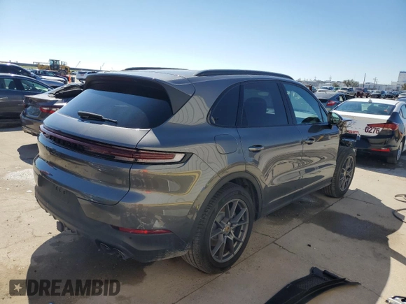 2024 Porsche Cayenne z VIN WP1AA2AY0RDA11814, wystawiony jako Copart lot #45279905 z przebiegiem 4 497 mil mil oraz Szkoda całkowita • Salvage title. Historia ofert i sprzedaży dostępna na DreamBid. Obrazek 3.