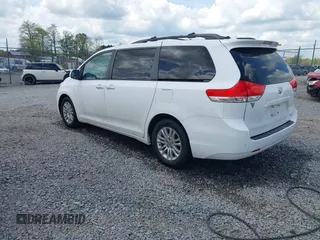 2011 Toyota Sienna XLE AAS z VIN 5TDYK3DC6BS172939, wystawiony jako IAAI lot #42111002 z przebiegiem 172 160 mil mil oraz . Historia ofert i sprzedaży dostępna na DreamBid. Obrazek 3.