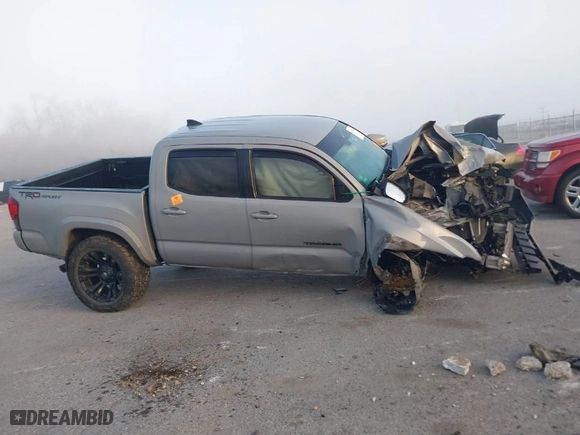2018 Toyota Tacoma SR5 with VIN 5TFAZ5CN7JX058467, listed as a IAAI auction lot 41774036 with NaN miles. Bid and sale history available at carsss.com. Image 12.