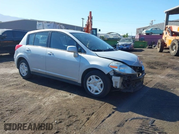 2012 Nissan Versa S z VIN 3N1BC1CP3CK800662, wystawiony jako IAAI lot #41789261 z przebiegiem 55 852 mil mil oraz . Historia ofert i sprzedaży dostępna na DreamBid. Obrazek 1.