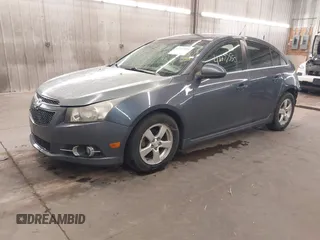 2014 Chevrolet Cruze 1LT z VIN 1G1PC5SB9E7449623, wystawiony jako IAAI lot #42277550 z przebiegiem 175 964 mil mil oraz . Historia ofert i sprzedaży dostępna na DreamBid. Obrazek 2.
