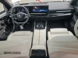 2024 BMW 5 Series 530i xDrive z VIN WBA53FJ05RCP95117, wystawiony jako Copart lot #56534135 z przebiegiem 14 831 mil mil oraz Szkoda całkowita • Salvage title. Historia ofert i sprzedaży dostępna na DreamBid. Obrazek 8.