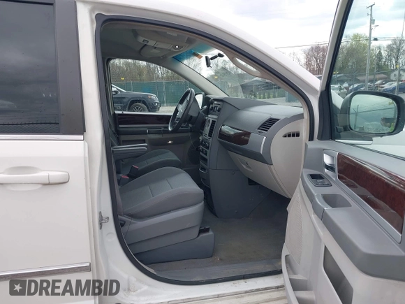 2010 Chrysler Town & Country Touring with VIN 2A4RR5D17AR463316, listed as a IAAI auction lot 42075932 with 260,617 mi miles. Bid and sale history available at carsss.com. Image 5.