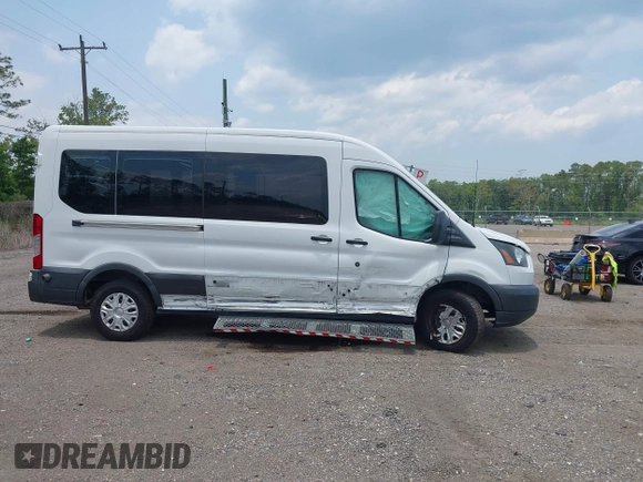 2017 Ford Transit z VIN 1FTYR2CM1HKB49066, wystawiony jako IAAI lot #42382169 z przebiegiem 42 150 mil mil oraz . Historia ofert i sprzedaży dostępna na DreamBid. Obrazek 13.