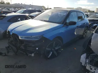 2023 BMW iX M60 z VIN WB533CF05PCL46241, wystawiony jako Copart lot #77515293 z przebiegiem 4925 mil mil oraz . Historia ofert i sprzedaży dostępna na DreamBid. Obrazek 1.