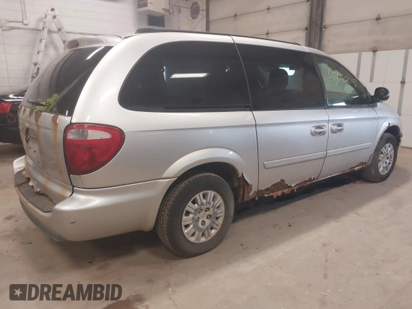 2005 Chrysler Town & Country LX с VIN 2C4GP44RX5R402180, выставлен на аукционе IAAI как лот 42062043 с пробегом 239 327 миль миль и . История ставок и продаж доступна на DreamBid. Изображение 4.