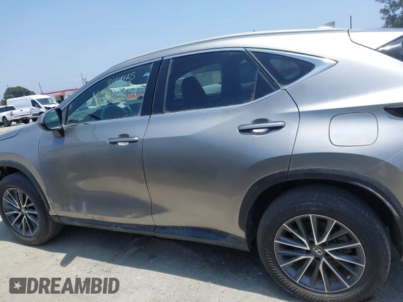 2022 Lexus NX 350 Premium z VIN 2T2GGCEZ1NC008202, wystawiony jako IAAI lot #42438898 z przebiegiem 14 729 mil mil oraz . Historia ofert i sprzedaży dostępna na DreamBid. Obrazek 14.