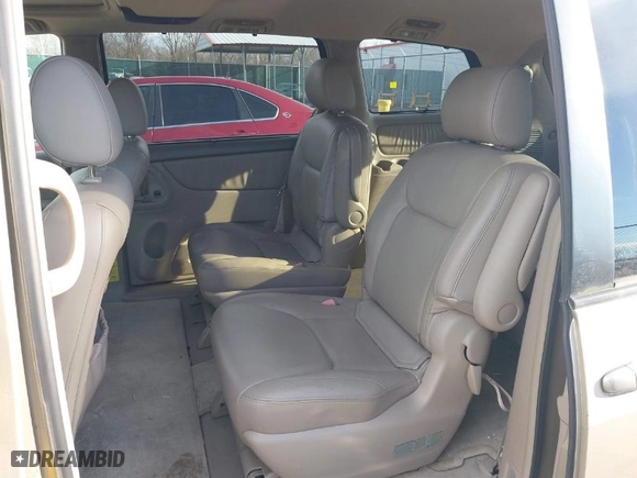 2004 Toyota Sienna XLE with VIN 5TDBA22C84S022369, listed as a IAAI auction lot 41463689 with 175,402 mi miles. Bid and sale history available at carsss.com. Image 8.