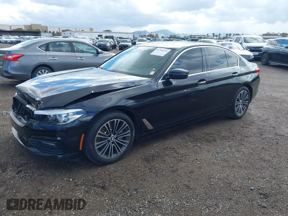 2018 BMW 5 Series 530i z VIN WBAJA5C54JWA38285, wystawiony jako IAAI lot #41390399 z przebiegiem 74 840 mil mil oraz . Historia ofert i sprzedaży dostępna na DreamBid. Obrazek 2.
