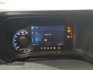 2021 Ford Bronco z VIN 1FMEE5BP2MLA72638, wystawiony jako Copart lot #47970155 z przebiegiem 58 250 mil mil oraz Szkoda całkowita • Salvage title. Historia ofert i sprzedaży dostępna na DreamBid. Obrazek 9.