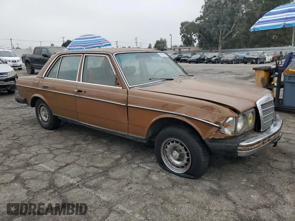 1981 Mercedes-Benz 300 D z VIN WDBAB30A3BB219467, wystawiony jako Copart lot #76183454 z przebiegiem 123 938 mil mil oraz Czysty tytuł • Clean title. Historia ofert i sprzedaży dostępna na DreamBid. Obrazek 4.