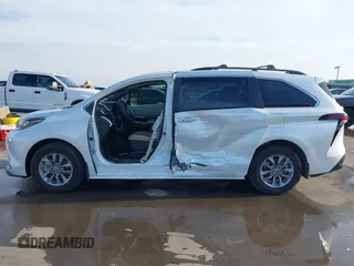 2024 Toyota Sienna XLE with VIN 5TDYRKEC7RS222844, listed as a IAAI auction lot 41424230 with 2,456 mi miles. Bid and sale history available at carsss.com. Image 15.