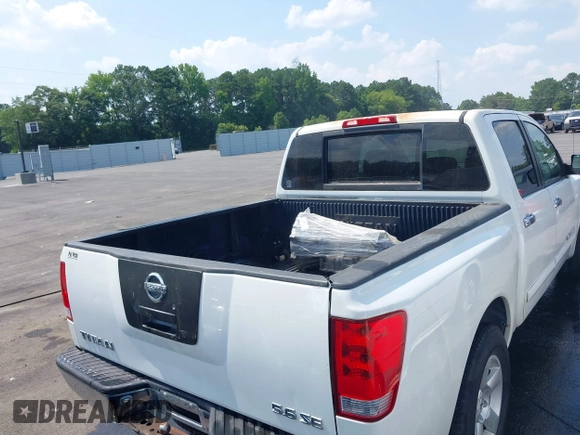 2005 Nissan Titan SE z VIN 1N6BA07A35N554676, wystawiony jako IAAI lot #42593107 z przebiegiem 200 541 mil mil oraz . Historia ofert i sprzedaży dostępna na DreamBid. Obrazek 4.