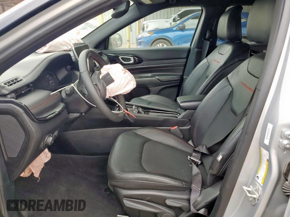 2024 Jeep Compass Trailhawk z VIN 3C4NJDDN7RT149862, wystawiony jako Copart lot #62734775 z przebiegiem 27 346 mil mil oraz Czysty tytuł • Clean title. Historia ofert i sprzedaży dostępna na DreamBid. Obrazek 7.