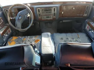1990 Cadillac Brougham z VIN 1G6DW54Y6LR704123, wystawiony jako Copart lot #57709315 z przebiegiem 118 122 mil mil oraz Tytuł czysty. Historia ofert i sprzedaży dostępna na DreamBid. Obrazek 8.
