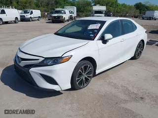 2020 Toyota Camry SE with VIN 4T1G11AK5LU930924, listed as a IAAI auction lot 41821405 with 89,554 mi miles. Bid and sale history available at carsss.com. Image 2.