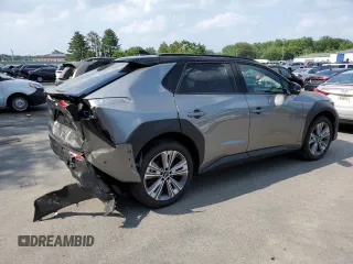 2023 Subaru Solterra Premium z VIN JTMABABA0PA015015, wystawiony jako Copart lot #61691623 z przebiegiem 2797 mil mil oraz . Historia ofert i sprzedaży dostępna na DreamBid. Obrazek 3.