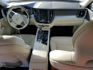 2019 Volvo XC60 Momentum with VIN LYV102DK3KB252102, listed as a Copart auction lot 82274704 with 0 mi miles and Salvage Title. Bid and sale history available at carsss.com. Image 8.