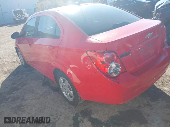 2016 Chevrolet Sonic LS z VIN 1G1JA5SH7G4163256, wystawiony jako IAAI lot #41349948 z przebiegiem 127 279 mil mil oraz . Historia ofert i sprzedaży dostępna na DreamBid. Obrazek 3.