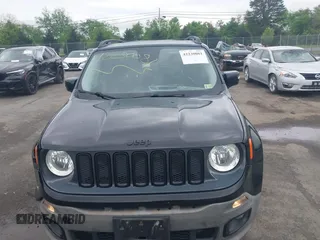 2017 Jeep Renegade Latitude z VIN ZACCJBBB7HPF22652, wystawiony jako IAAI lot #42230081 z przebiegiem 108 696 mil mil oraz . Historia ofert i sprzedaży dostępna na DreamBid. Obrazek 12.