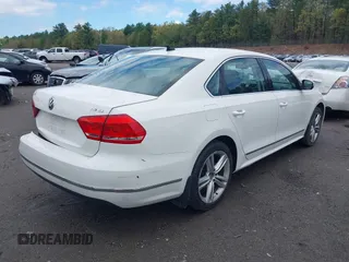 2015 Volkswagen Passat SE z VIN 1VWBT7A38FC062252, wystawiony jako IAAI lot #42206024 z przebiegiem 172 808 mil mil oraz . Historia ofert i sprzedaży dostępna na DreamBid. Obrazek 4.