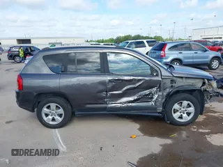 2016 Jeep Compass Latitude z VIN 1C4NJCEA2GD665636, wystawiony jako IAAI lot #42054222 z przebiegiem 155 071 mil mil oraz . Historia ofert i sprzedaży dostępna na DreamBid. Obrazek 14.