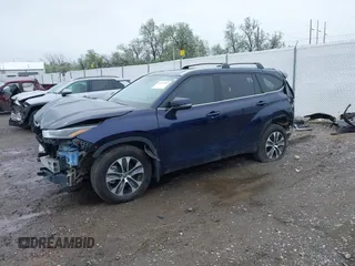 2022 Toyota Highlander XLE with VIN 5TDGZRBH6NS591080, listed as a IAAI auction lot 42271952 with 36,895 mi miles and . Bid and sale history available at DreamBid. Image 2.