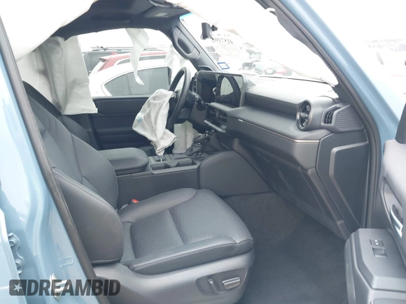 2024 Toyota Land Cruiser z VIN JTEABFAJ9RK015313, wystawiony jako IAAI lot #41573592 z przebiegiem 11 124 mil mil oraz . Historia ofert i sprzedaży dostępna na DreamBid. Obrazek 5.