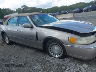 2001 Lincoln Town Car Executive z VIN 1LNHM81W61Y685421, wystawiony jako IAAI lot #42253950 z przebiegiem 215 112 mil mil oraz . Historia ofert i sprzedaży dostępna na DreamBid. Obrazek 13.