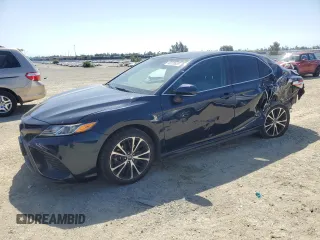 2020 Toyota Camry SE z VIN 4T1M11AK4LU896428, wystawiony jako Copart lot #56370035 z przebiegiem 74 907 mil mil oraz Szkoda całkowita • Salvage title. Historia ofert i sprzedaży dostępna na DreamBid. Obrazek 1.