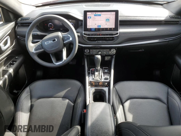 2024 Jeep Compass Latitude Lux z VIN 3C4NJDFNXRT579012, wystawiony jako Copart lot #53062435 z przebiegiem 16 982 mil mil oraz Czysty tytuł • Clean title. Historia ofert i sprzedaży dostępna na DreamBid. Obrazek 8.