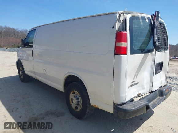 2008 Chevrolet Express Cargo Van with VIN 1GCGG25C381208002, listed as a IAAI auction lot 42067122 with 165,007 mi miles. Bid and sale history available at carsss.com. Image 3.