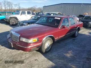 1996 Lincoln Town Car Cartier z VIN 1LNLM83W2TY660882, wystawiony jako Copart lot #44575275 z przebiegiem 126 365 mil mil oraz Szkoda całkowita • Salvage title. Historia ofert i sprzedaży dostępna na DreamBid. Obrazek 1.