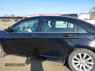 2011 Chrysler 200 Touring z VIN 1C3BC1FBXBN552307, wystawiony jako IAAI lot #42053190 z przebiegiem 162 138 mil mil oraz . Historia ofert i sprzedaży dostępna na DreamBid. Obrazek 15.
