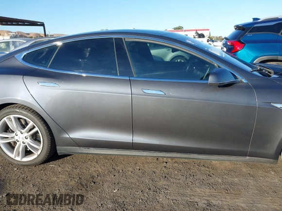 2015 Tesla Model S 85D with VIN 5YJSA1E28FF110066, listed as a IAAI auction lot 40672973 with 100,157 mi miles. Bid and sale history available at carsss.com. Image 14.