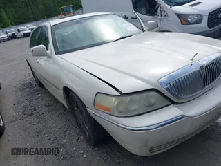 2004 Lincoln Town Car Ultimate z VIN 1LNHM83W14Y631218, wystawiony jako IAAI lot #42098841 z przebiegiem Nie podano mil oraz . Historia ofert i sprzedaży dostępna na DreamBid. Obrazek 1.